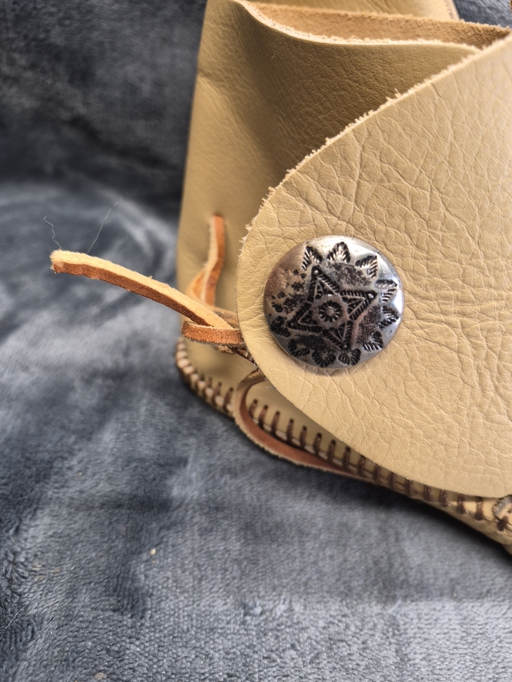 Minnetonka Tan Leather Beaded Moccasin Boots with Fringe - Picture 9 of 11